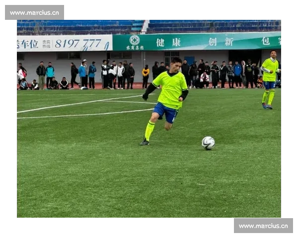 经典瞬间再现深度解析足球比赛回放中的战术与激情全景呈现绿茵场博弈智慧